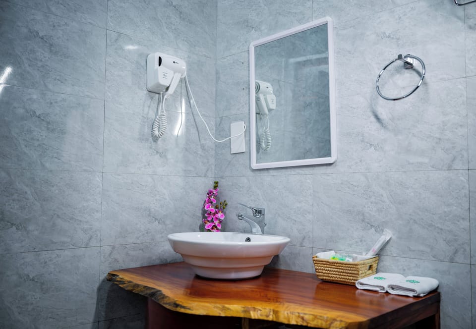 Deluxe Double or Twin Room | Bathroom | Shower, rainfall showerhead, designer toiletries, hair dryer