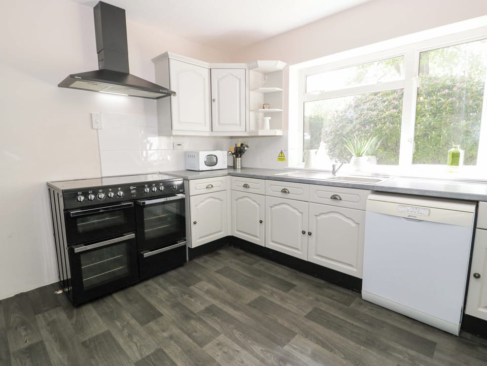 Cottage | Private kitchen | Fridge, dishwasher, electric kettle, toaster