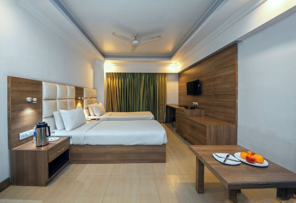 Club Room | 1 bedroom, desk, laptop workspace, free WiFi