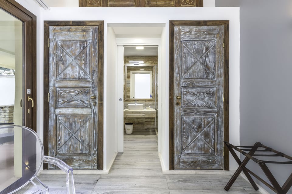 Superior Double Room (Ibiscus) | Bathroom | Shower, rainfall showerhead, free toiletries, hair dryer