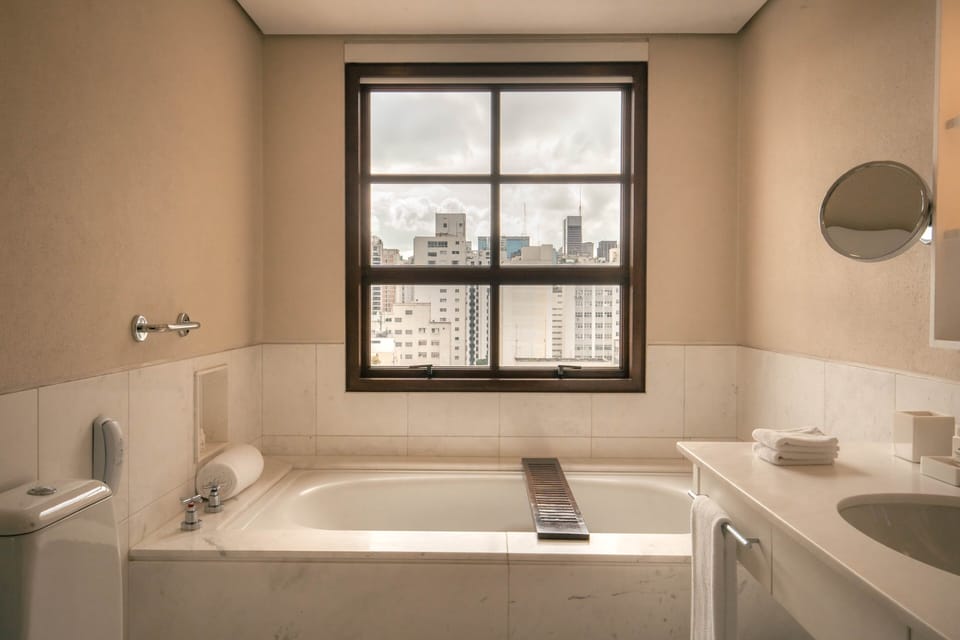 Deluxe Suite | Minibar, in-room safe, individually decorated, desk