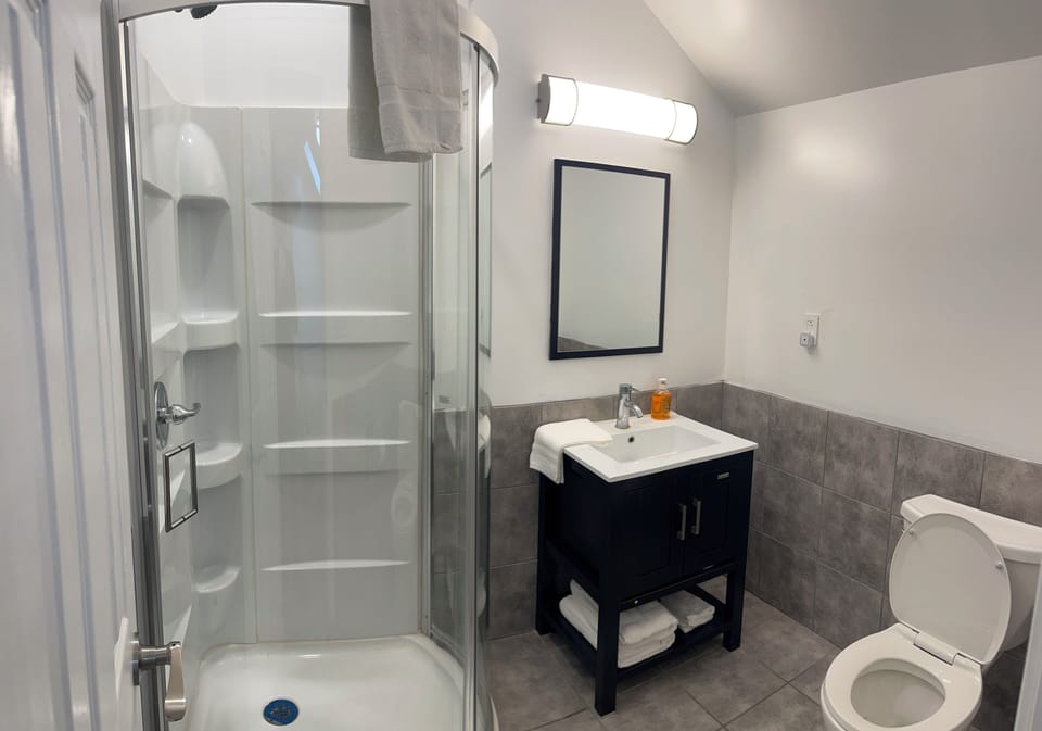 Signature Single Room, 1 Bedroom | Bathroom | Shower, towels, soap, shampoo