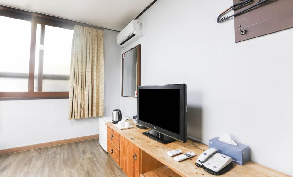 Traditional Ondol Room (Check-in unavailable after midnight, please notify check-in time in advance) | Free WiFi
