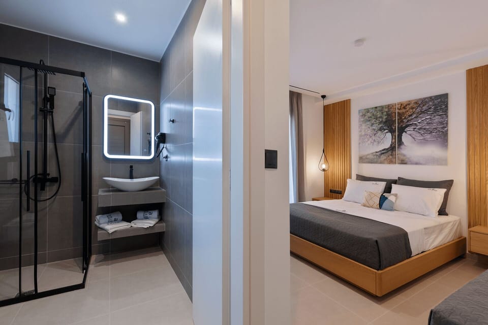 Desk, soundproofing, free WiFi, bed sheets