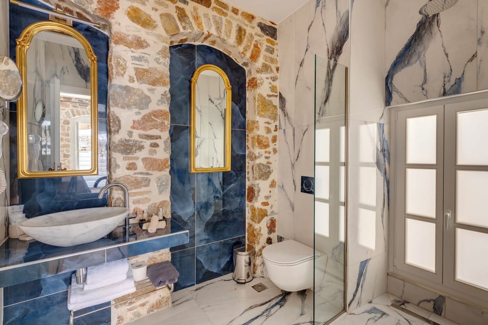 Shower, rainfall showerhead, free toiletries, hair dryer
