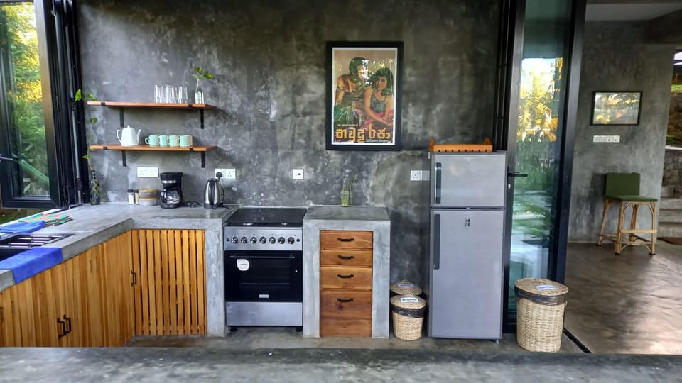 Full-size fridge, microwave, oven, stovetop