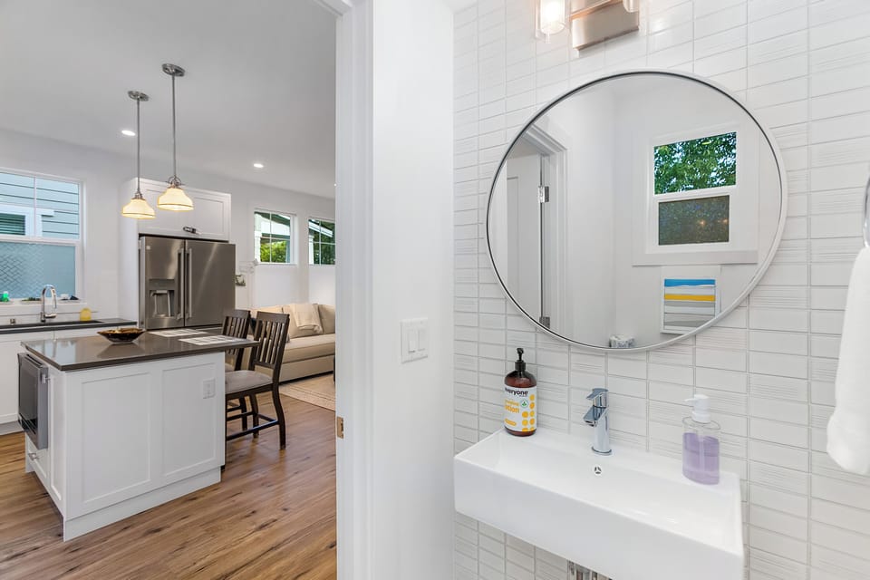 Classic Apartment | Bathroom | Combined shower/tub, towels