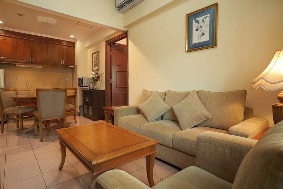 Family Room | Living area | 32-inch flat-screen TV with cable channels