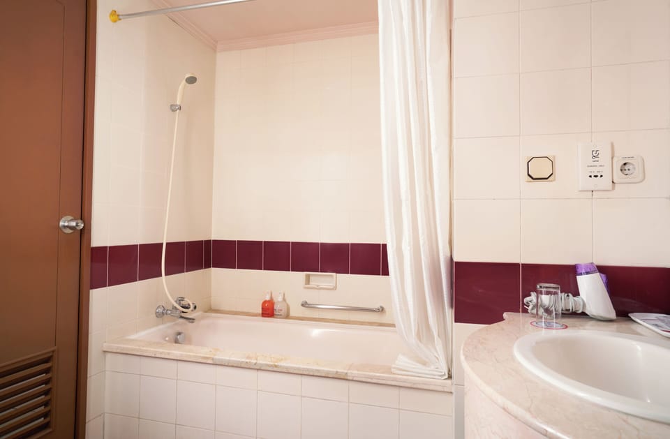 Shower, free toiletries, slippers, towels