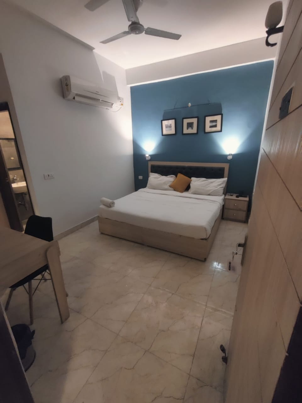 Deluxe Room | Bathroom | Shower, rainfall showerhead, towels, soap