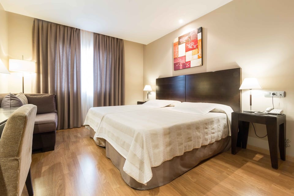 Double Room (con 1 cama doble o 2 individuales) | Premium bedding, in-room safe, desk, blackout drapes