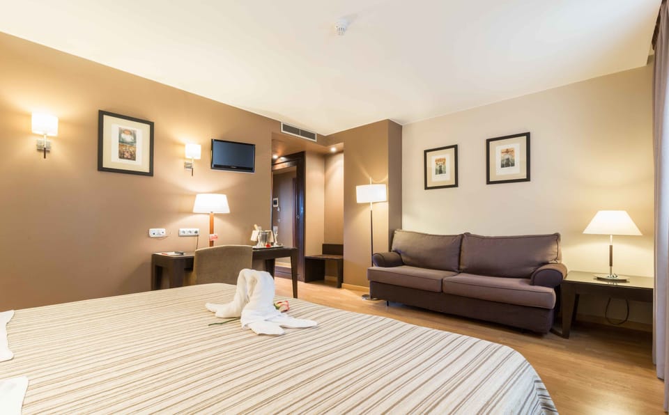 Premium bedding, in-room safe, desk, blackout drapes
