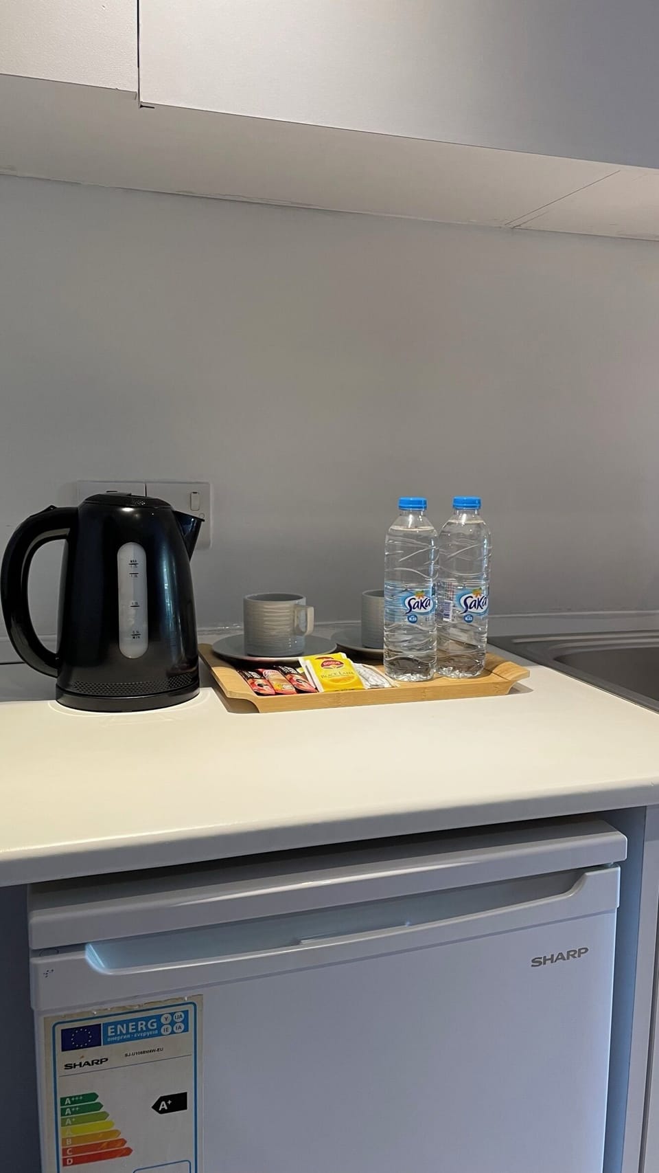 Desk, laptop workspace, soundproofing, free WiFi