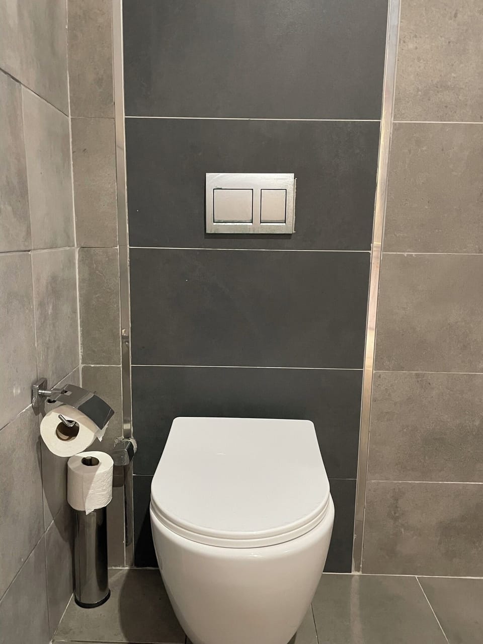 Shower, hair dryer, slippers, bidet