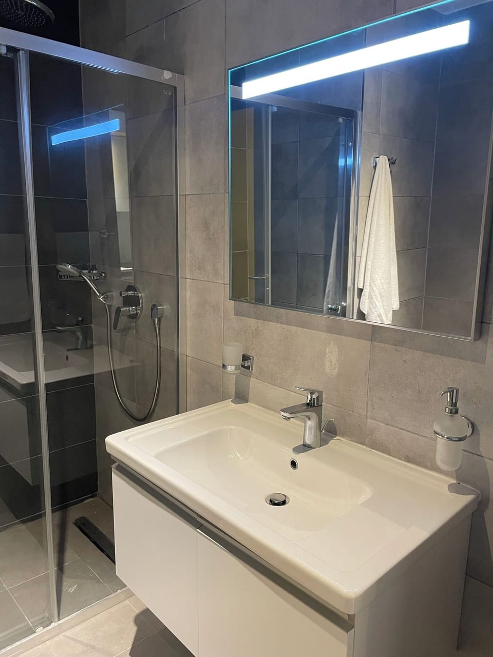 Shower, hair dryer, slippers, bidet