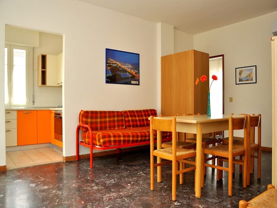 Apartment, 3 Bedrooms | Dining room