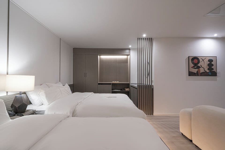 Party & Movie | Premium bedding, soundproofing, free WiFi, bed sheets
