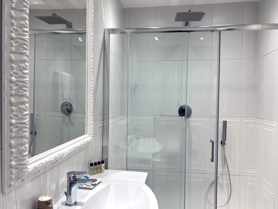 Deluxe Triple Room | Bathroom | Shower, free toiletries, hair dryer, bathrobes