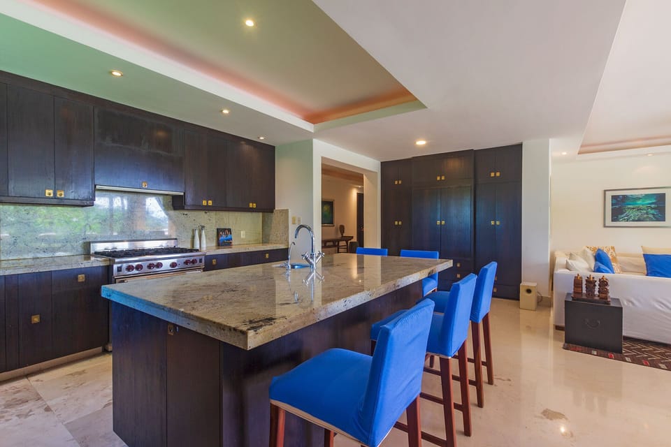 Basic Condo | In-room dining