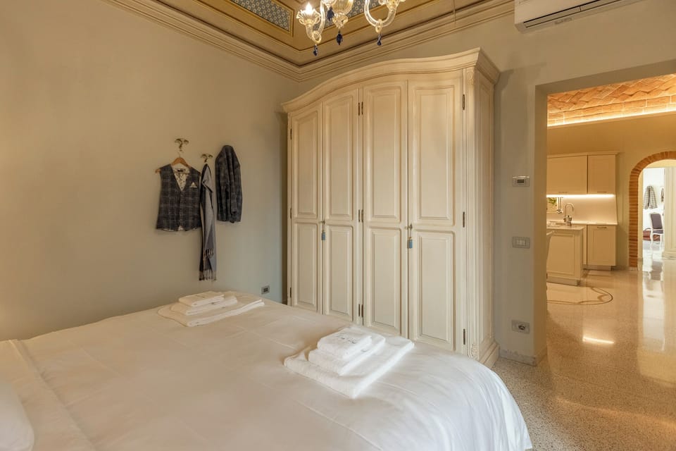 Deluxe Apartment | 2 bedrooms, desk, iron/ironing board, WiFi (free)