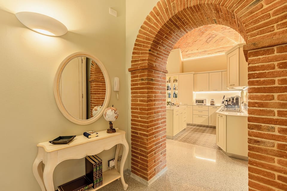 Deluxe Apartment | Private kitchen | Full-size fridge, microwave, oven, stovetop