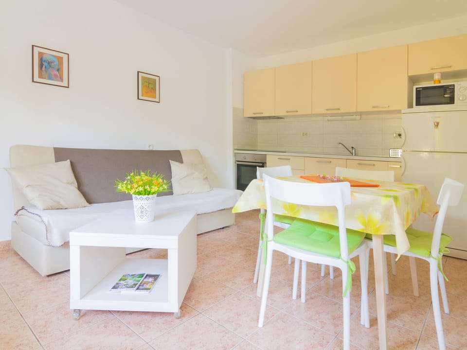 Apartment, Garden View | Private kitchen | Full-size fridge, microwave, stovetop, dishwasher