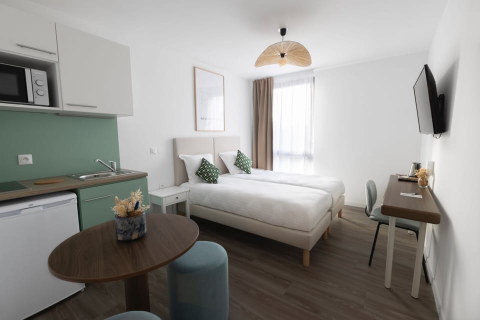 Superior Studio | Premium bedding, in-room safe, desk, laptop workspace