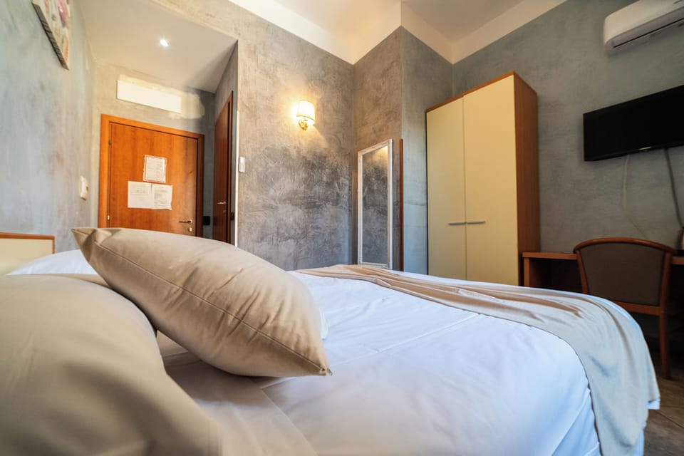 Classic Double or Twin Room | Individually decorated, individually furnished, desk, laptop workspace