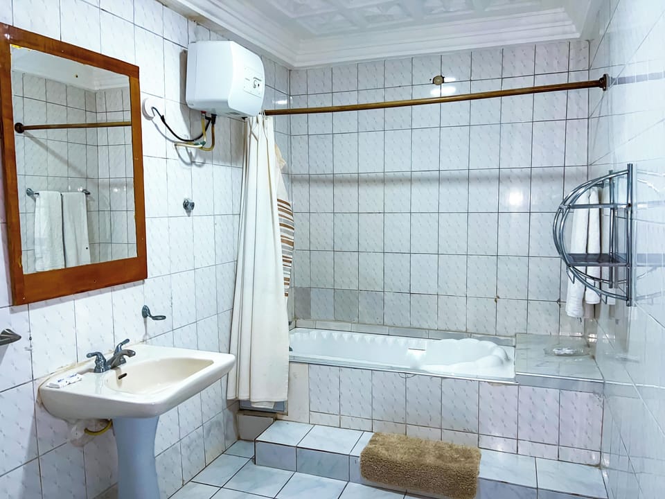 Deluxe Double or Twin Room | Bathroom | Free toiletries, towels, soap, shampoo