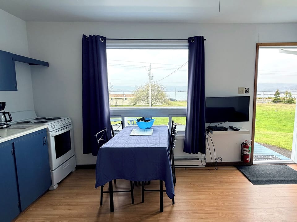 One-bedroom Cottage | In-room dining