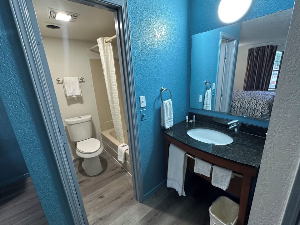 Bathtub, free toiletries