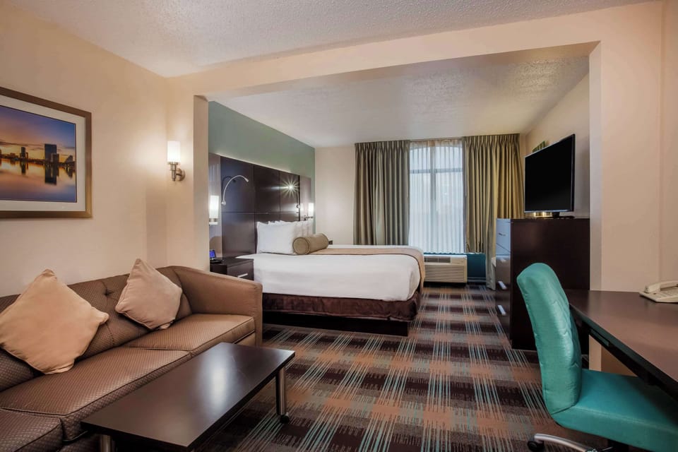 Pillowtop beds, in-room safe, desk, blackout drapes