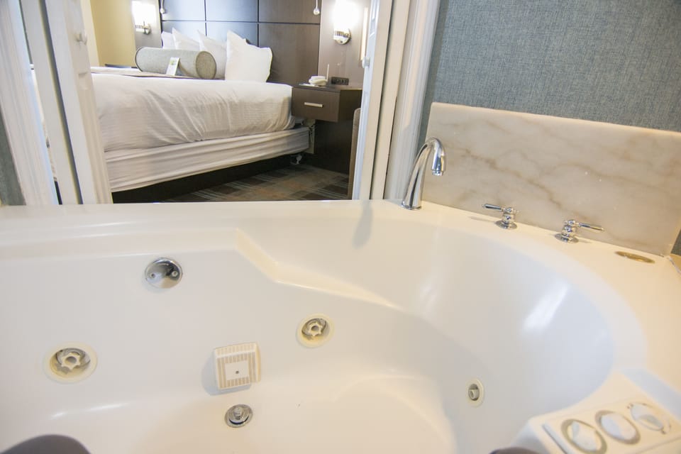 Superior Studio Suite, 1 King Bed, Non Smoking, Jetted Tub | Jetted tub