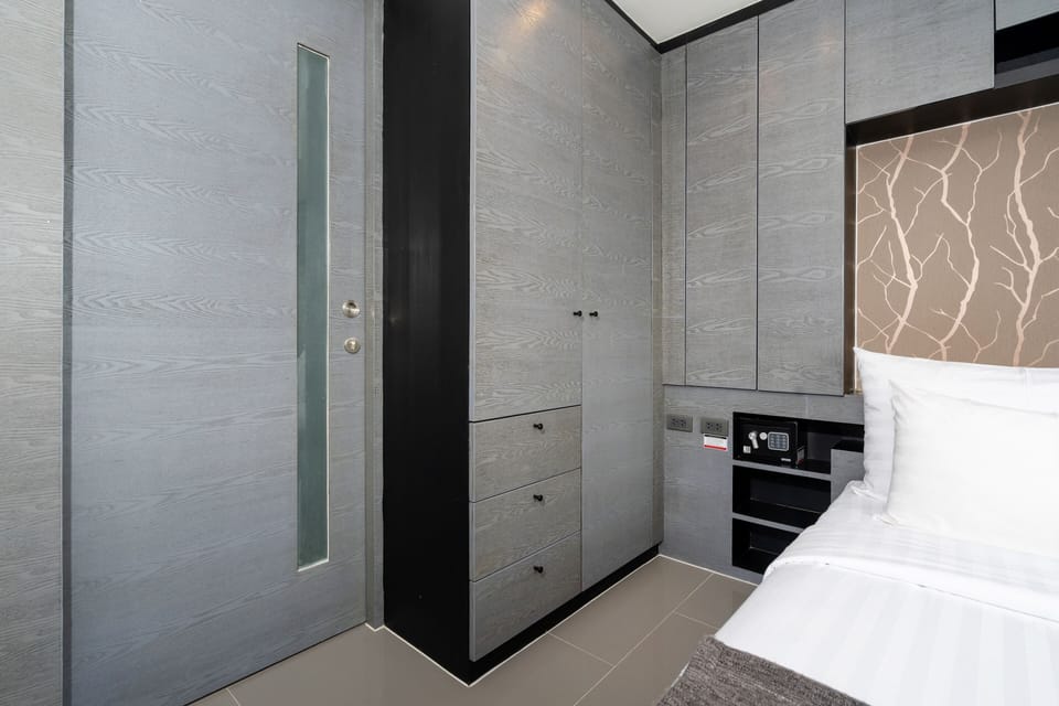 Comfort Condo | Wardrobe