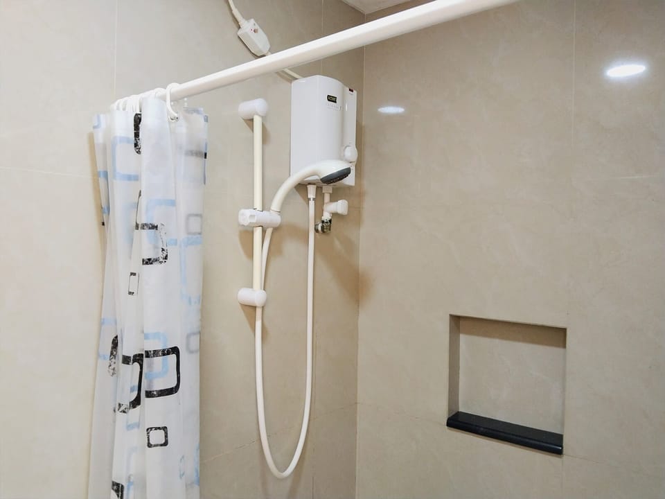 Standard Room | Bathroom | Shower, towels, soap, shampoo