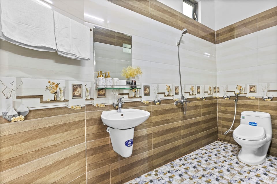 Superior Quadruple Room | Bathroom | Shower, rainfall showerhead, hair dryer, slippers