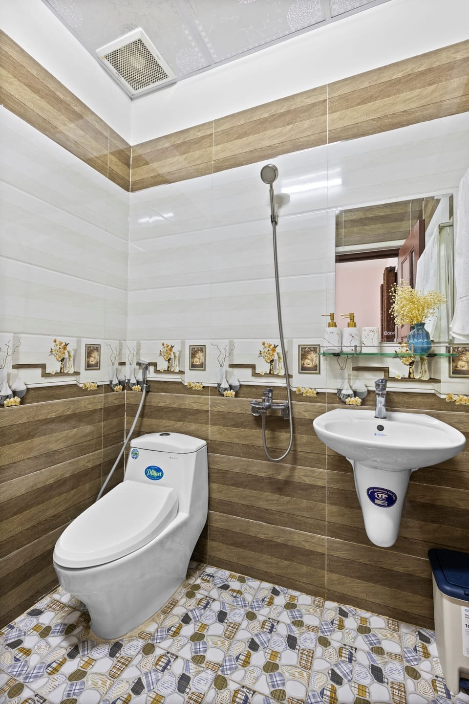 Basic Quadruple Room | Bathroom | Shower, rainfall showerhead, hair dryer, slippers