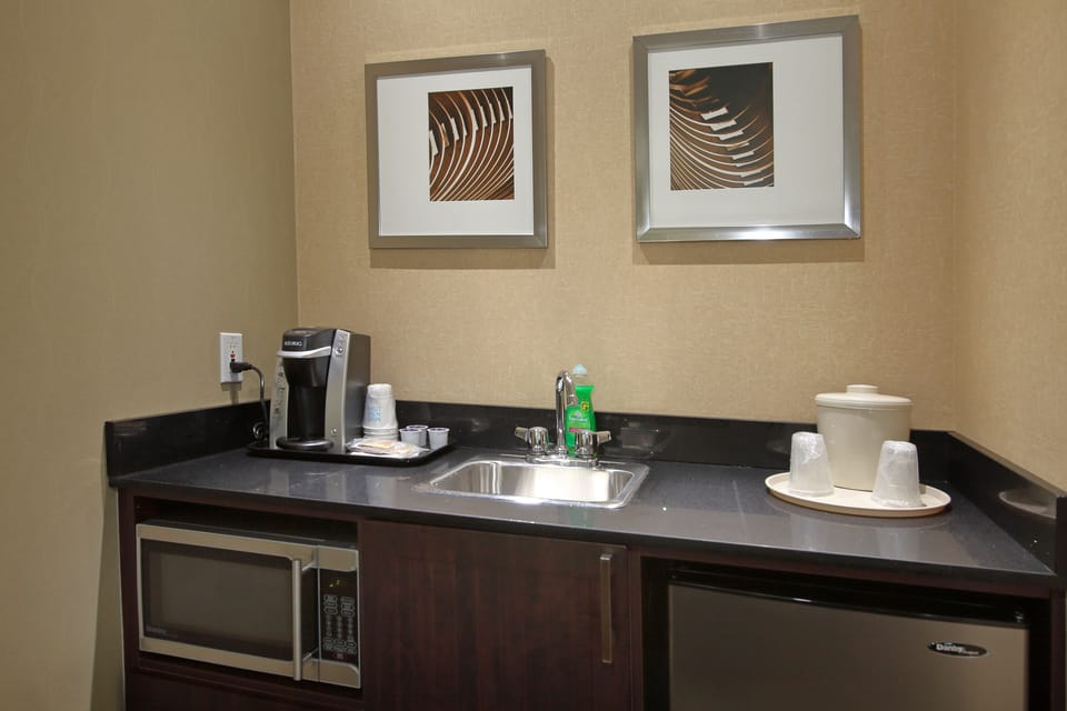 Junior Suite, 1 King Bed, City View (Wet Bar) | Desk, iron/ironing board, cribs (free), WiFi (free)