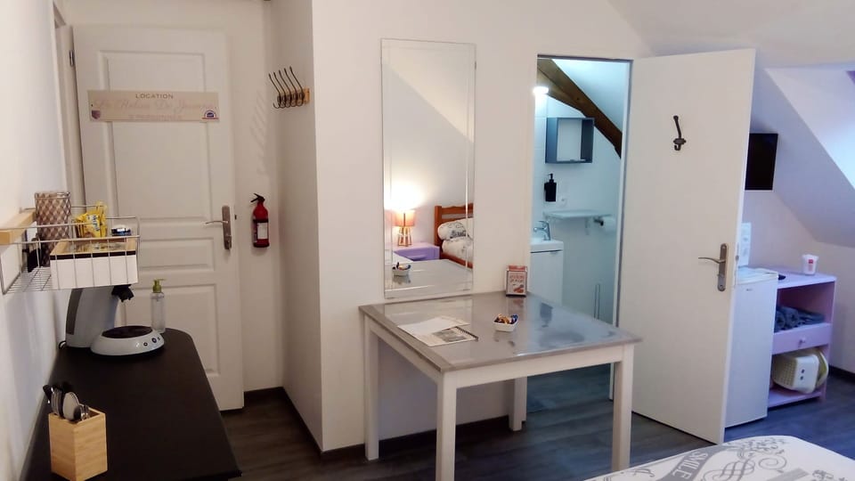 Basic Triple Room, 1 Bedroom | Soundproofing, cribs/infant beds, free WiFi, bed sheets