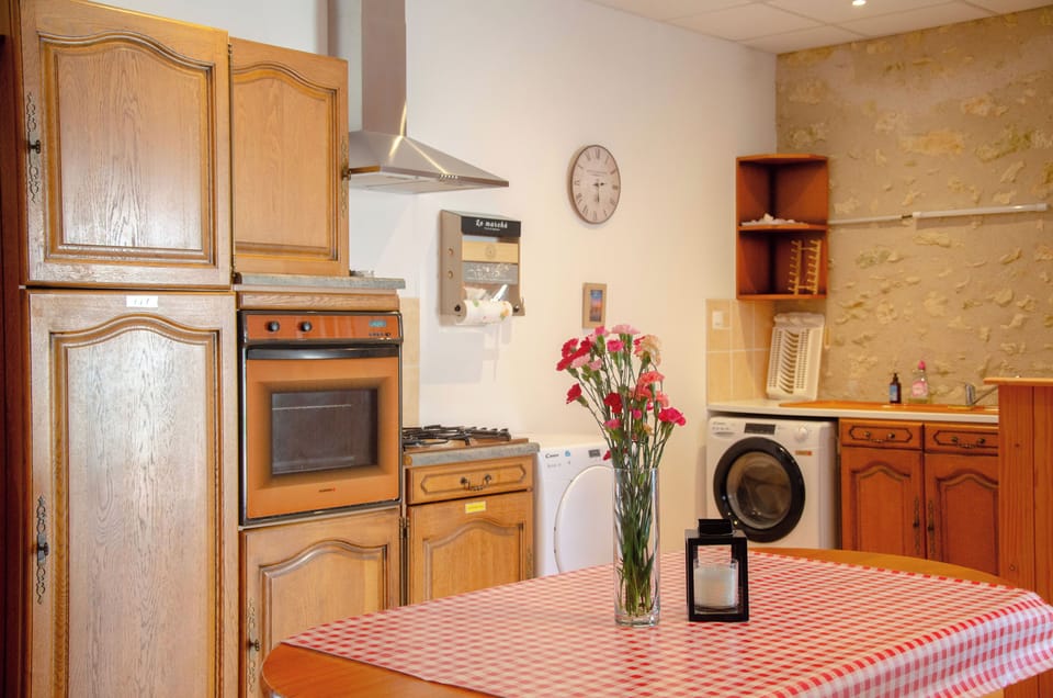 Basic Room | Shared kitchen | Mini-fridge, microwave, oven, coffee/tea maker