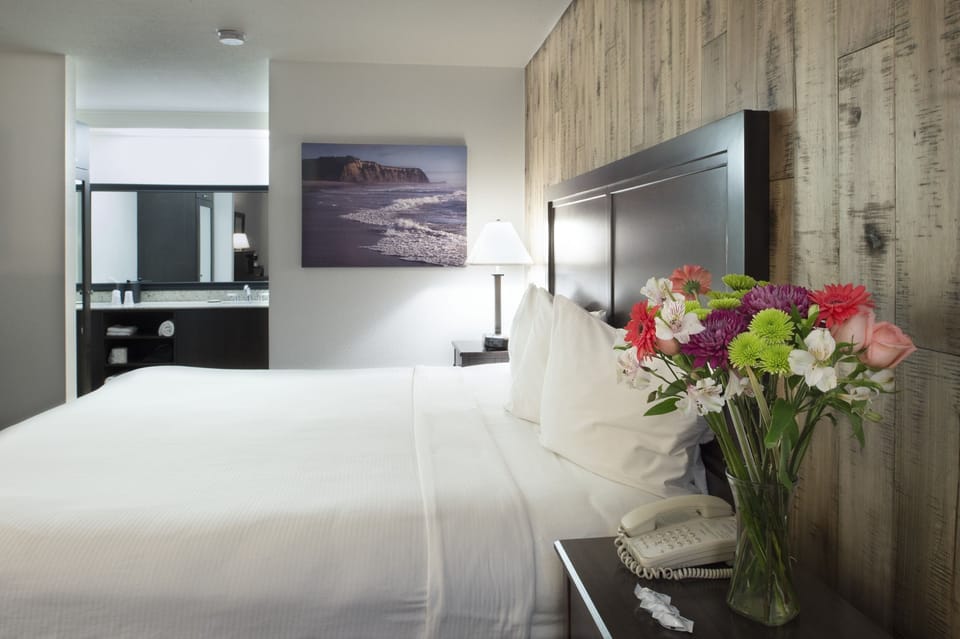 Deluxe Room, 1 King Bed with Jetted Bathtub | Desk, laptop workspace, iron/ironing board, cribs/infant beds