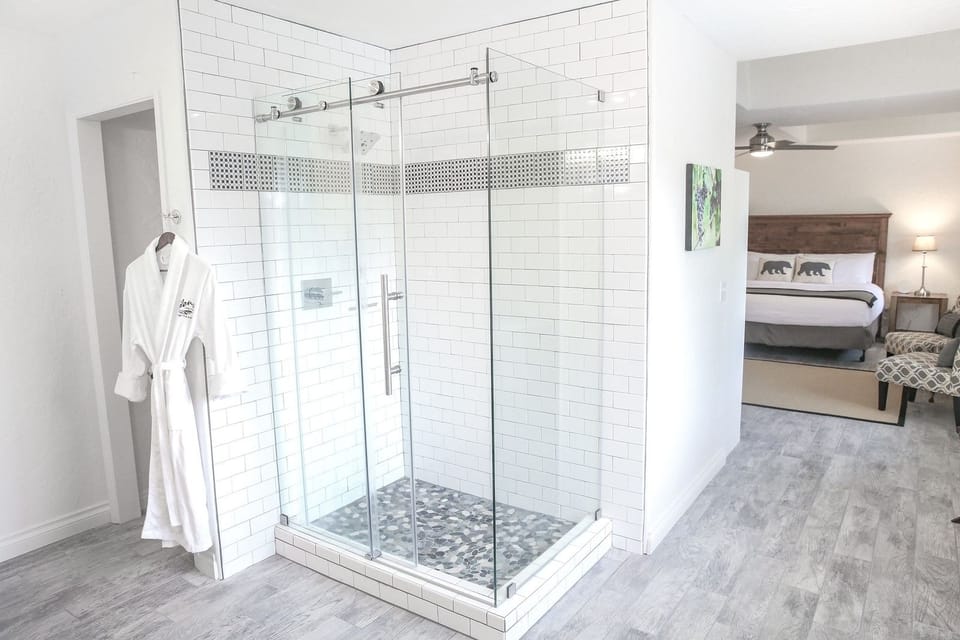 Deluxe Room, Mountain View – The Viognier | Bathroom | Shower, free toiletries, hair dryer, towels