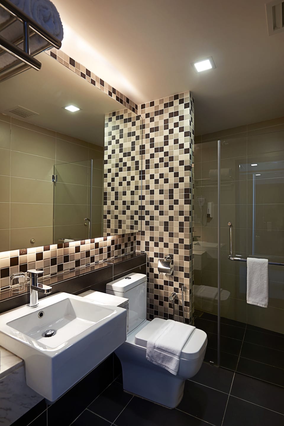 Deluxe Room, 1 King Bed | Bathroom | Shower, free toiletries, hair dryer, towels