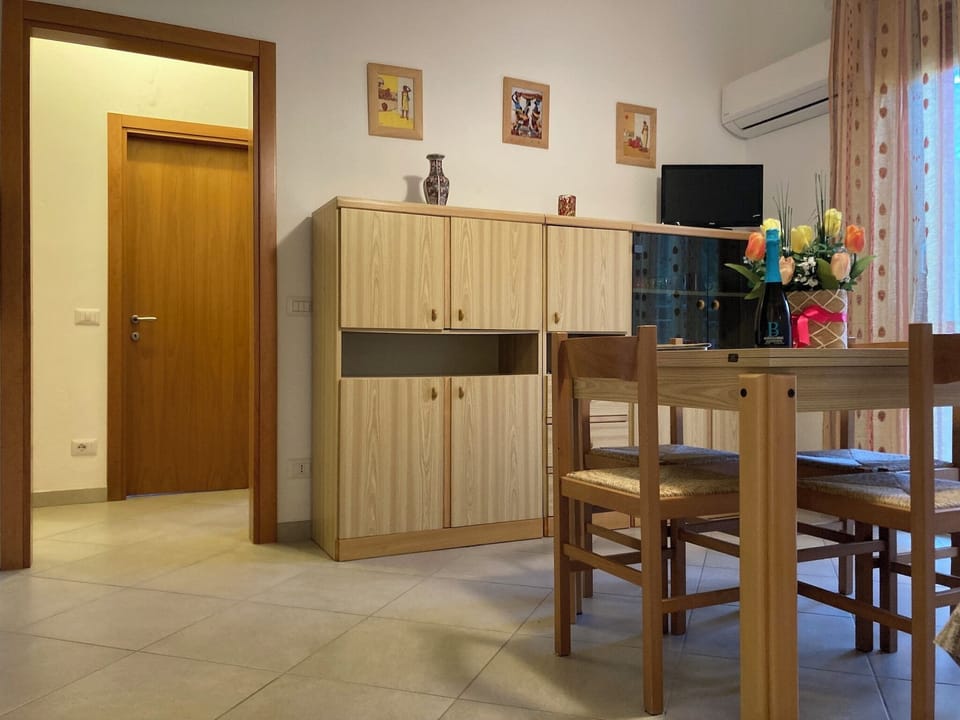 Apartment, 2 Bedrooms, Balcony, Garden View | Dining room