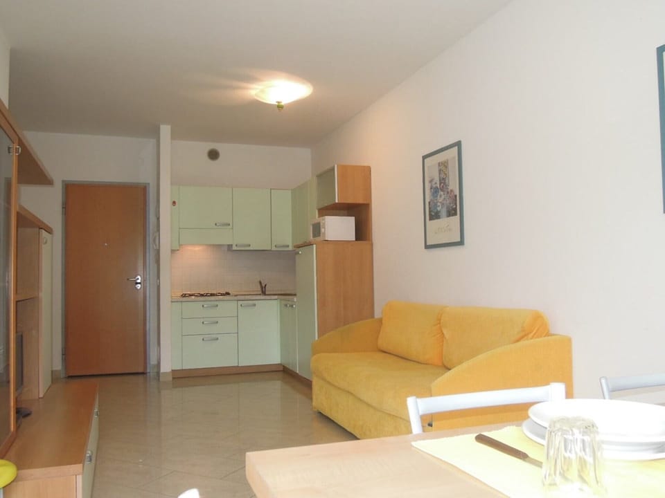 Apartment, 2 Bedrooms, Balcony, City View | Dining room
