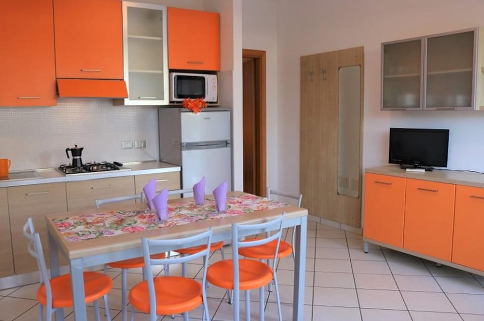Apartment, 1 Bedroom, Balcony | Dining room