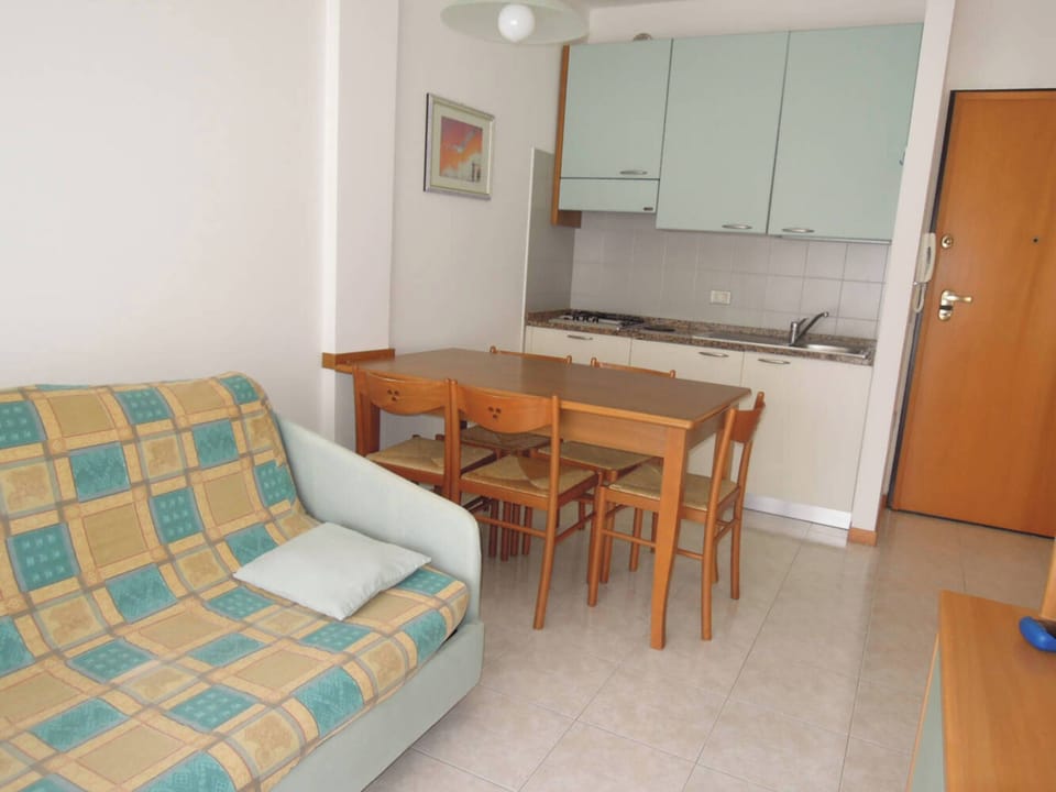Apartment, 1 Bedroom, Balcony, Garden View | Dining room