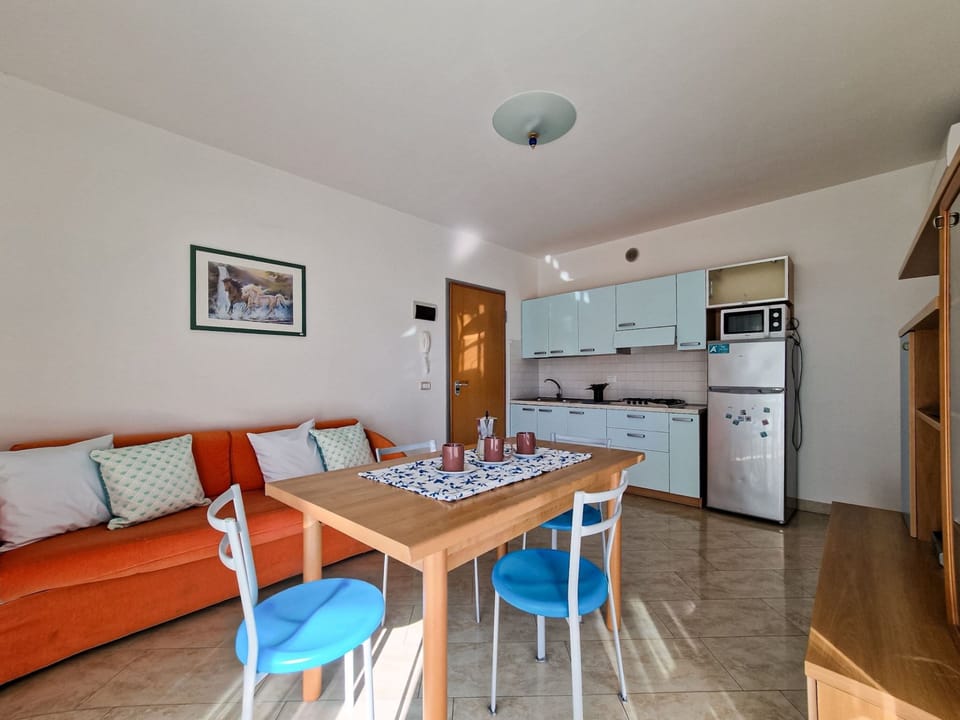 Apartment, 1 Bedroom, Balcony, City View | Dining room
