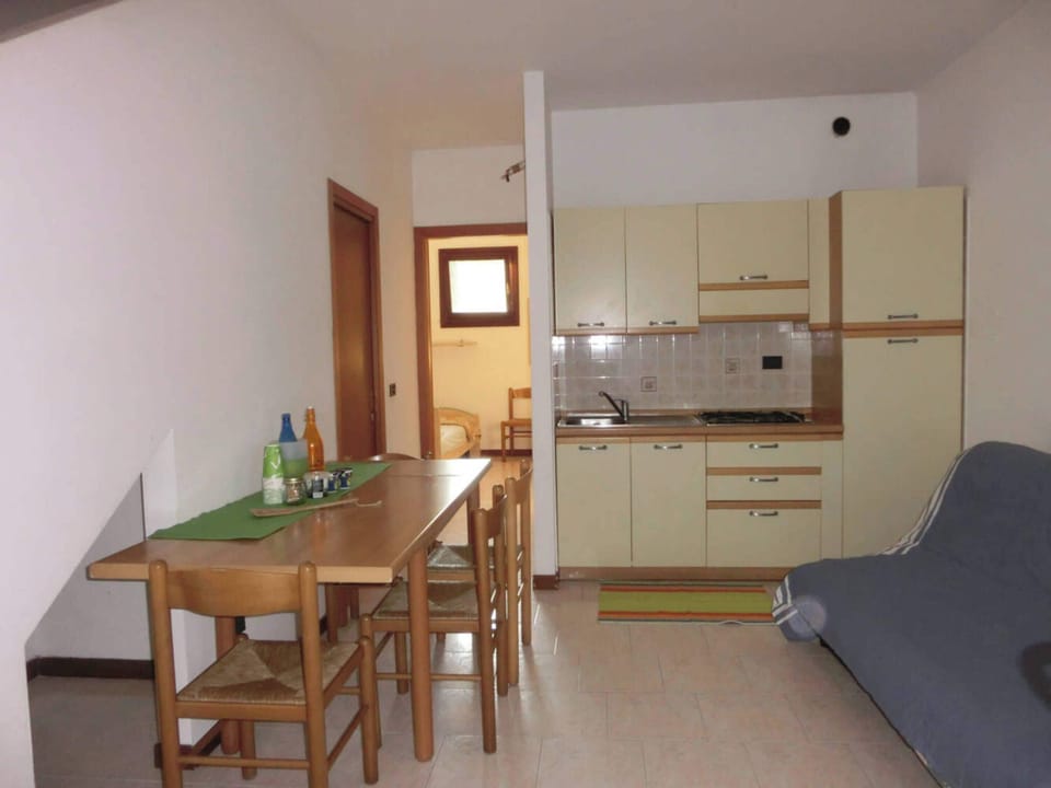 Apartment, 3 Bedrooms, Balcony, Garden View | Dining room