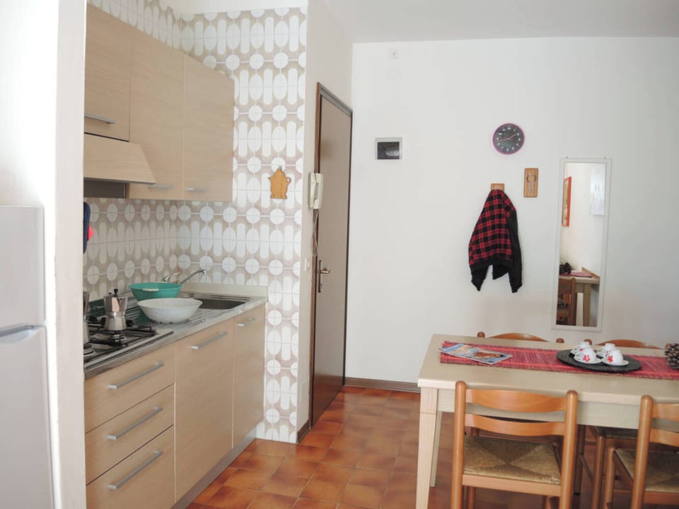 Apartment, 2 Bedrooms, Balcony, City View | Dining room